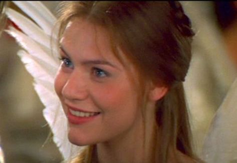 Juliet Makeup, Leonardo Dicaprio Romeo, Juliet 1996, Romeo Juliet 1996, Juliet Capulet, Pink Truck, Claire Danes, Music People, Prom Makeup