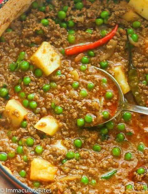 Ground beef Curry aka minced curry - an easy meal with earthy and aromatic flavors made with minced or ground beef, potatoes, peas flavored with curry powder, paprika and more. Curry Ground Beef, Vegetable Curry Recipes, South African Dishes, Minced Beef Recipes, Beef Meals, Beef Dinners, Minced Beef, Indian Foods, Beef Curry