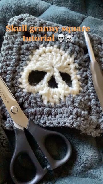 Skull Granny Square, Granny Square Häkelanleitung, Beginner Crochet Tutorial, Seni Dan Kraf, Mode Crochet, Tanah Liat, Crochet Design Pattern, Beginner Crochet Projects, Pola Sulam