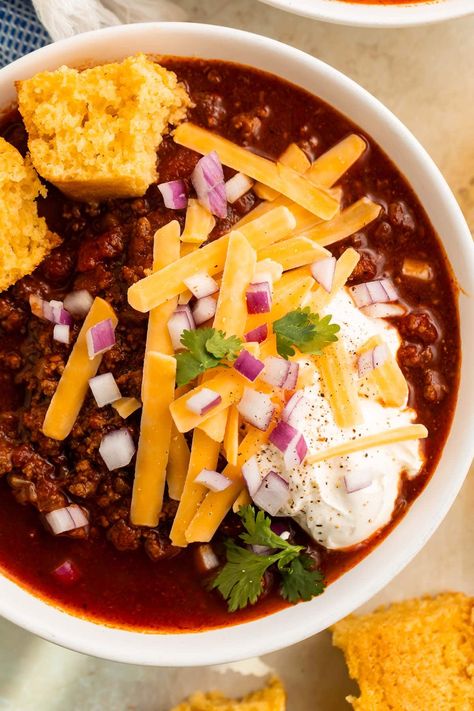 Quite possibly my favorite chili recipe (period.), this low carb chili is ridiculously delicious, especially considering how easy it is to make! Full of spices and simple pantry-staple ingredients, but completely bean-less, meaning you get a ton of flavor with a fraction of the carbs. Healthy Chilli Recipe Clean Eating, Chili No Beans, Chili Keto, Healthy Chilli, Favorite Chili Recipe, Low Carb Chili, Simple Pantry, Chilli Recipes, Beef Chili