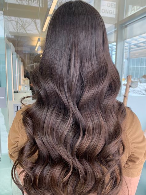 Picture of a woman with long, wavy hair. This is a haircut that consists of many layers, but maintaining the volume and length. Brunette Hair Blowout, Layered Long Hair, Hair Blowout, Long Brunette Hair, Long Brunette, Voluminous Curls, Poses Photography, Model Inspo, Model Poses Photography