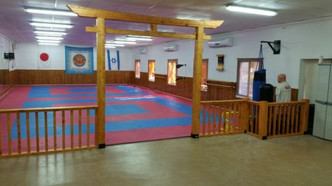 Sho Ryu Kan dojo design Martial Arts Dojo Design, Karate Dojo Design, Dojo Aesthetic, Dojang Design, Martial Arts Room, Dojo Decor, Karate Studio, Home Dojo, Dojo Design