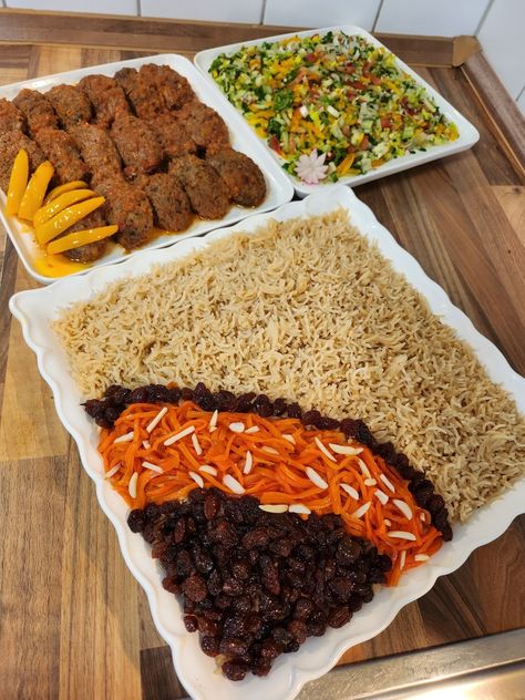 Afghan House, Bolani Afghan, Family Gathering Food, Afghanistan Food, Food Display Table, Afghan Food Recipes, Air Fryer Recipes Dessert, Food Set Up, Catering Ideas Food