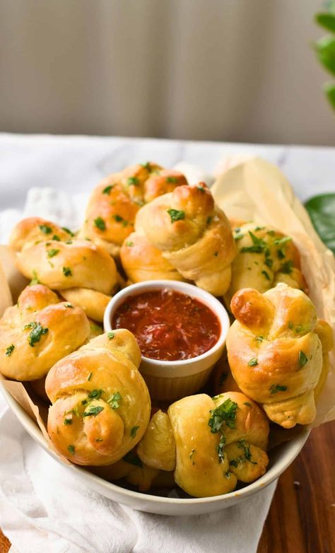 Easy Garlic Knots (3 Ingredients) - The Conscious Plant Kitchen Garlic Bread Without Yeast, Gluten Free Garlic Knots, Garlic Knots No Yeast, Vegan Gluten Free Garlic Bread, Vegan Garlic Knots Recipe, Easy Garlic Knots, Conscious Plant Kitchen, Plant Kitchen, Garlic Knots