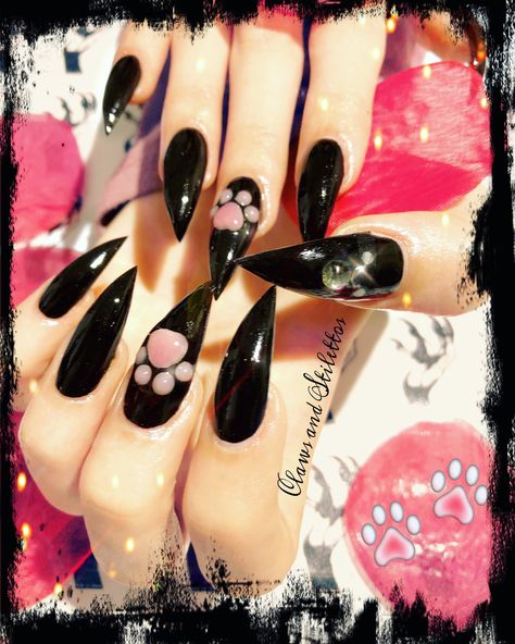 Pointy nails black 3d nail art kitty Paws Goth Pink And Black Nails, Lolíta Nails, Cat Nail Acrylic, Nail Ideas Pointy, Kawaii Stiletto Nails, Cat Nails Shape, Pointy Nails Black, Pink Black White Nails, Cat Nails Acrylic