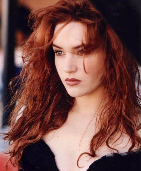 I cannot say enough, how much I loved Kate Winslets' red hair and perfect curls... No human can look this awesome, therefor she's not human, logical right ? Red Hair And Green Eyes, Woman With Red Hair, Kate Winslet, Titanic, Green Eyes, Auburn, Redheads, Red Hair, Pretty People