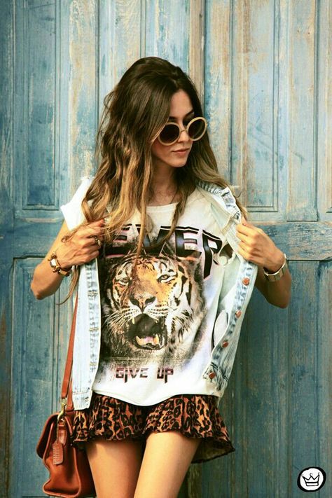 graphic tee with animal print Leopard Skirt Outfit, Outfit Rock, Estilo Hipster, Leopard Shorts, Rock T Shirt, Leopard Skirt, Skirt Outfit, Looks Style, Look Cool