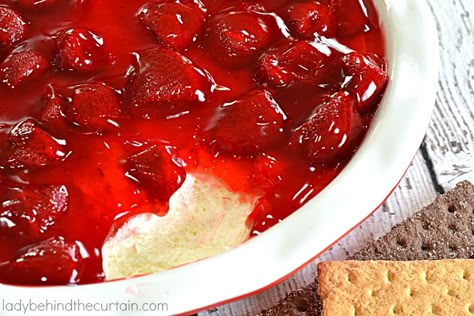 Strawberry Cheesecake Dip | A light a creamy dip with a sweet strawberry topping.  Served with regular graham crackers, chocolate graham crackers or pretze Strawberry Cheesecake Dip, Cheesecake Dip Recipe, Cake Batter Dip, Dip With Cream Cheese, Cheese Sauces, Strawberry Cheesecake Recipe, Strawberry Pie Filling, Cheesecake Dip, Sweet Dips