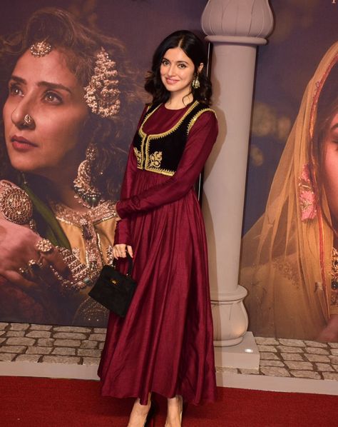 Best Dressed Celebrities at the Heeramandi Screening - Take a Look Now Heera Mandi Outfits, Heeramandi Dresses, Heeramandi Look, Heeramandi Outfits, Heeramandi Aesthetic, Asian Fits, Shaadi Outfits, Best Dressed Celebrities, Party Wear Indian Dresses