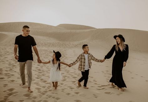 Family Photo Sand Dunes, Family Photos Desert Outfits, Black Aesthetic Family Photos, Black And Beige Photoshoot, Styled Family Photo Shoot, Dark Neutrals Family Photos, White Sands Photoshoot Family, Sand Dunes Photoshoot Outfits, Sand Family Pictures