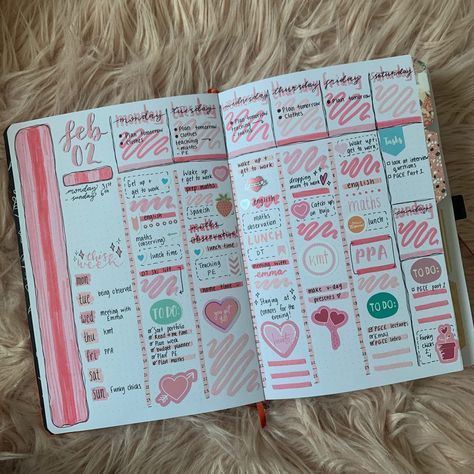 Hey! I’m Chloe from @bulletjournalbychloe and welcome back to another blog with me! Today I’m showing you guys 5 different back to school spread ideas so you're ready to return to school! Let’s get to it! Bujo Spread Ideas For Students, Student Bullet Journal, Back To School Bullet Journal, School Bullet Journal, Bullet Journal Spread Ideas, Journal Spread Ideas, School Timetable, Dot Grid Notebook, Time Blocking