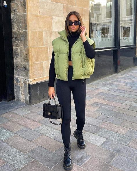 Casual leggings outfit with green puffer vest City Break Outfit Autumn, Outfit With Flare Jeans, Emily Shak, Birthday Fit Ideas, Outfits With Flares, Women's Winter Outfit, Casual Leggings Outfit, Green Jacket Outfit, Green Puffer Vest