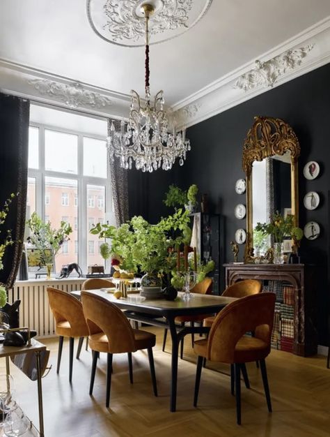 Modern Victorian Dining Room, Moody Dining Room, 25 Beautiful Homes, Dark Dining Room, Dining Room Victorian, Scandinavian Apartment, Ad Magazine, Dining Room Interiors, Dark Home