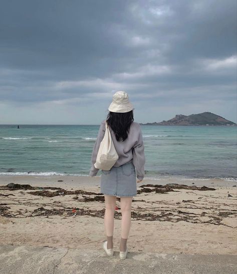 Beach faceless photo Korean Asian Japanese minimalism nature views ocean sea Korean Ulzzang, Japanese Minimalism, Casual Style Outfits, Ulzzang Girl, How To Take Photos, Home Ideas, Aesthetic Clothes, Korean Fashion, Casual Style