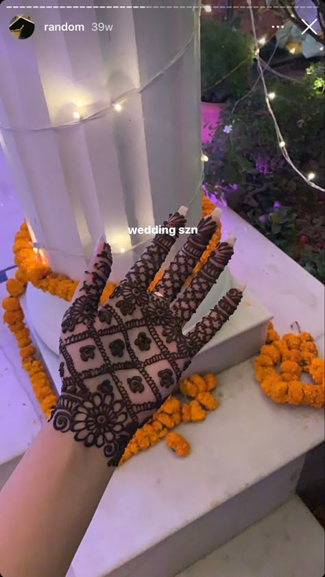 Mehendi Photo Ideas, Mehendi Pictures Wedding Photos, Wedding Season Aesthetic, Mehndi Photo Ideas, Mehndi Aesthetic Pictures, Indian Wedding Story Instagram, Mehndi Instagram Story, Wedding Snaps Indian, Desi Shadi Aesthetic