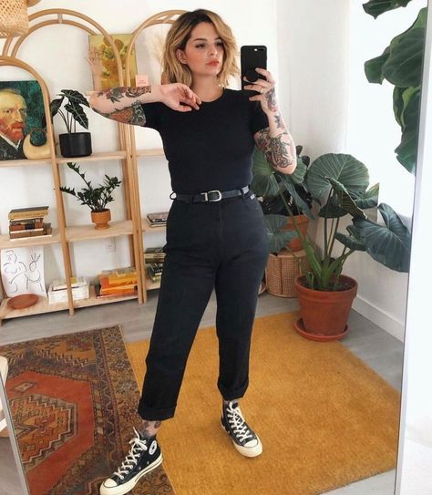 Curvy Black Jeans Outfit, Noelle Turnage, Fall Grunge Outfits, Grunge Fall Outfits, Shorts Crop Top, Fall Grunge, Vintage Band Tees, Thrifted Outfits, Looks Black