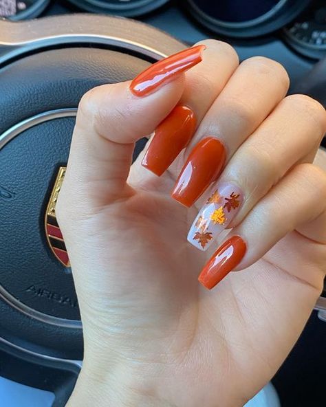 Short Fall Acrylic Nails 2022, Fall Acrylic Nails With Leaves, Acylic Nails 2022 Fall, Thanksgiving Nails Fall Leaves, Red Fall Nails With Leaves, Leaves On Nails Fall, Leafy Nail Art, Fall Nail With Leaves, Leaves Nails Fall