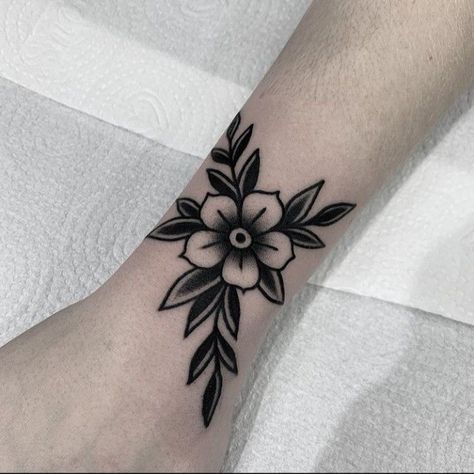 Black Flowers Tattoo, Traditional Heart Tattoos, Traditional Tattoo Flowers, Traditional Style Tattoo, Traditional Tattoo Sleeve, Vine Tattoos, Old Tattoos, Knee Tattoo, Black Ink Tattoos