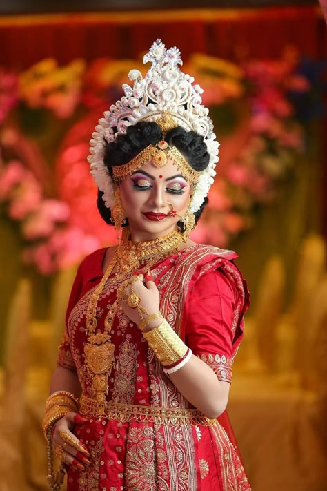 Bengali Wedding Bride Single Pose, Bengoli Photoshoot Pose, Pose Pengantin, Wedding Hairstyles Videos, Bridal Makeup Hairstyles, Indian Bride Poses, Wedding Bridal Makeup, Hairstyle Videos, Indian Bride Makeup