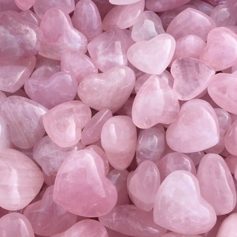 Gem Stones Aesthetic, Pink Rose Quartz, Pink Stones, Crystal Quartz, Love Crystals, Crystals Pink, Gems Aesthetic, Unique Crystals, Gemstones Aesthetic