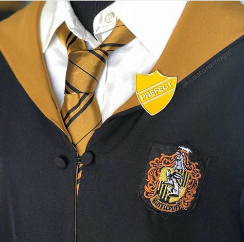 harry potter, uniform e hufflepuff imagem no We Heart It Hufflepuff Uniform, Harry Potter Uniform, Hogwarts Uniform, Hogwarts Outfits, Harry Potter Oc, About Harry Potter, Hufflepuff Aesthetic, Hufflepuff Pride, Cedric Diggory