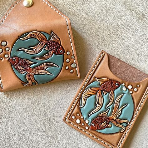 🫧 Twin Fish Wallets🫧 will be making a come back, because it’s Pisces Seasons baby! My day of birth is Friday, and while I won’t have new inventory this weekend like I normally do, I’m working hard to change that! I won’t be doing a cohesive collection but instead just pieces I love the most. You can expect a ton of new goods from keychains to bags in about two weeks! Thanks for looking ••• #leather #leatherwork #leathertooling #leatherwallet #everydaycarry #pisces #betafish Leather Art Handmade, Leather Patterns Templates, Day Of Birth, Leather Business Card Case, Diy Leather Bag, Leather Carving, Business Card Case, Leather Art, New Inventory