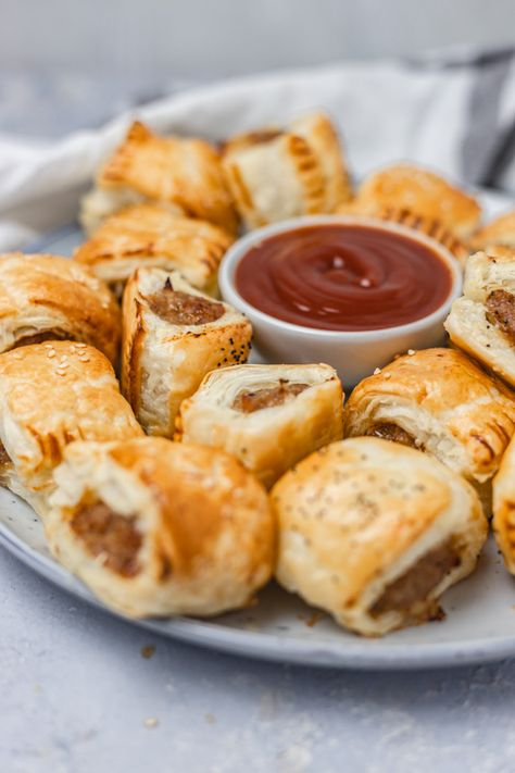 Mini Sausage Rolls Recipe Best Sausage Roll Recipe, Mini Sausage Rolls, Make Sausage, Sausage Rolls Recipe, Easter Party Food, Pie Party, Sausage Roll, Party Appetizers Easy, Party Food Platters