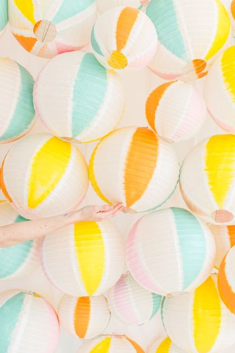 Beach Ball Backdrop, Flamingo Beach Party, Pool Party Photo Booth, Pool Party Backdrop, Retro Pool Parties, Miami Beach Party, Beach Ball Party, Spring Break Party, Beach Backdrop