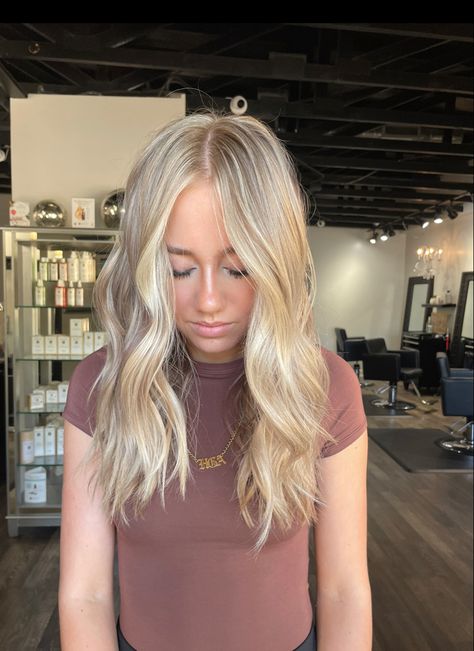 blonde hair Blonde Highlights W Money Pieces, Beach Blonde Hair Short, Highlights Money Piece, Cute Hair Hairstyles, Blondes Do It Better, Getting My Hair Done, Beach Blonde Hair, Balayage Blonde Hair, Baylage Hair