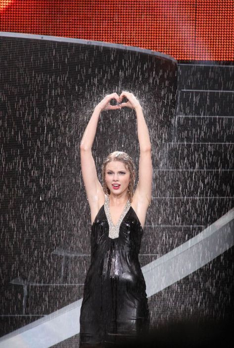 Taylor Swift Fearless Tour, Fearless Tour, Fearless Album, Young Taylor Swift, Taylor Swift Dress, Taylor Swift Fan Club, Swift Tour, Taylor Swift Fearless, Taylor Swift Videos