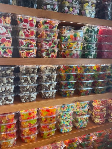 Candy Storage, Candy Buisness, Candy Store Display Ideas, Small Candy Store Design, Bulk Candy Display, Candy Store Ideas, Candy Storage Ideas, Candy Store Display, Freakshakes Recipe