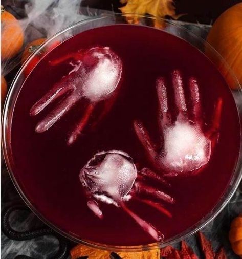 Halloween Party Punch, Simply Happy Foodie, Halloween Punch, Dulces Halloween, Halloween Party Ideas, Creepy Halloween Decorations, Halloween House Party, Spooky Halloween Party, Halloween Appetizers