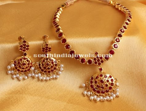 If you are into traditional jewellery, then you might love it. The classic red stone attigai necklace from Dreamsjewel. Stone Attigai, South Indian Necklace, Maroon Necklace, Ruby Necklace Designs, Indian Necklace Set, Red Stone Necklace, Pure Gold Jewellery, Gold Necklace Indian, Gold Jewelry Simple Necklace