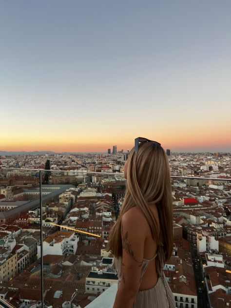 Sunset viewing from a rooftop Rooftop Picture Ideas, Rooftop Pics, Rooftop Aesthetic, Sunset Rooftop, Rooftop Balcony, Rooftop Photoshoot, Activities Ideas, Insta Ideas, Rooftop Restaurant