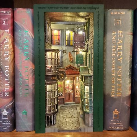 Harry Potter Room Decor, Bookshelf Art, Diagon Alley, Harry Potter Room, Miniature Rooms, Book Nook, Miniature Crafts, Room Box, Book Shelf