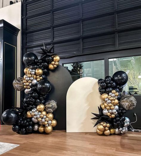 Black And Gold Balloons, Balloon Garland Diy, Birthday Dinner Party, 18th Birthday Party, Balloon Backdrop, Gold Balloons, Fancy Party, Gold Party, Balloon Decorations Party