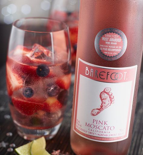 Berry Moscato | Barefoot Wine & Bubbly Moscato Recipes, Wine Recipes Drink, Mommy Juice, Pink Moscato, Liquor Drinks, Mixed Drinks Recipes, Sangria Recipes, Wine Cocktails, Alcohol Drink Recipes