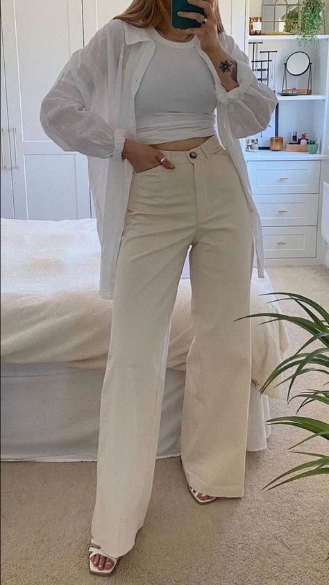 Beige Wide Legged Pants Outfit, White Pants Semi Formal Outfit, Beige Wide Jeans Outfit, Cream Coloured Pants Outfit, Creme Wide Leg Pants Outfit, Cream Flares Outfit, Creme Jeans Outfits, Beige Jean Outfits, Light Beige Jeans Outfit