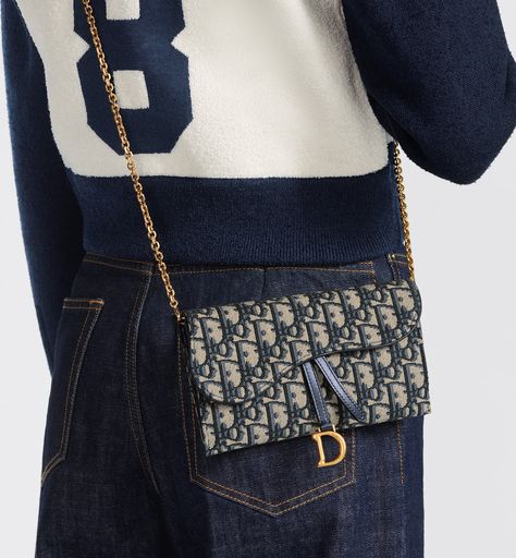 Dior Saddle Wallet On Chain Outfit, Dior Wallet On Chain Outfit, Dior Saddle Wallet On Chain, Wallet On Chain Outfit, Travelling Accessories, Dior Bag Outfit, Dior Wallet On Chain, Minimal Style Outfits, Saddle Pouch