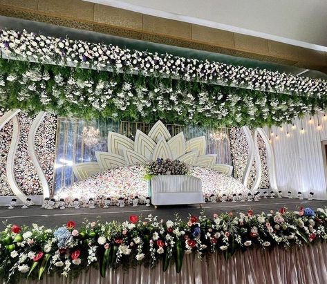 Reception Stage Background, Reception Flower Decorations Indian, Marriage Stage Decoration Indian Flower, Marriage Background Decoration, Night Reception Decoration Indian, Reception Backdrop Ideas Indian, Shadi Stage Decoration, Stage Decorations Engagement, Reception Decorations Indian Stage