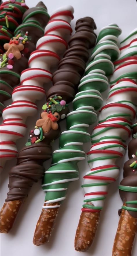 Pretzels Dipped In Chocolate Christmas, Christmas Themed Chocolate Covered Pretzels, Christmas Pretzels Rods, Christmas Dipped Pretzels, Pretzel Rods Christmas, Grinch Pretzels, Christmas Chocolate Covered Pretzels, Christmas Pretzel Rods, Chocolate Pretzels Christmas