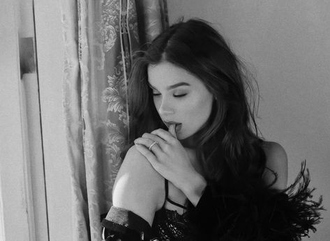 Hailee Steinfeld Black And White, Hailee Steinfeld Style, Kate Bishop, Dark Feminine Aesthetic, Hailee Steinfeld, Feminine Aesthetic, American Pride, Long Hair Styles Men, Black Aesthetic