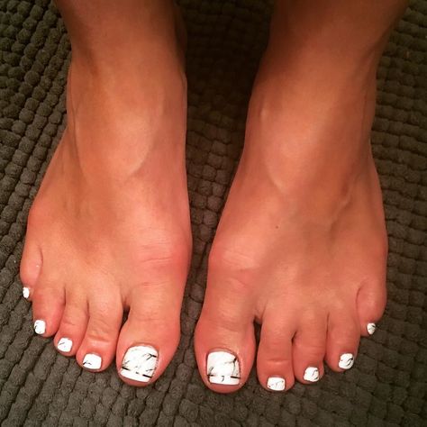 Marble Toe Nails, Marble Pedicure, Feet Nail Art, Toenail Art Designs, Pedicure Designs Toenails, Pedicure Designs, Nail Styles, Toe Nail Designs, Toe Nail Art