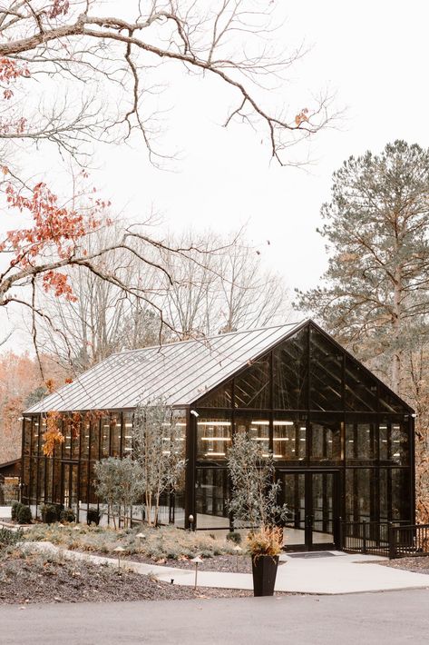 Find the Perfect Backdrop for Your Wedding Day! Dreaming of the ideal wedding venue? Nichols Heir in the Great Smoky Mountains in Tennessee is it! Tie the knot surrounded by breathtaking landscapes, luxurious amenities and the charm of Southern hospitality. Photographed by Knoxville Wedding Photographer Erin Morrison Photography www.erinmorrisonphotography.com Smoky Mountain Wedding Venues, Great Smoky Mountains Wedding, Knoxville Wedding Venues, Wyoming Wedding Venues, Glass Wedding Venues, Wedding Venues In Tennessee, Smokey Mountain Wedding, Glass House Wedding Venue, Tennessee Mountain Wedding