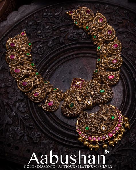 Antique Ruby Emerald Haram by Aabushan Jewellery Temple Jewelry Necklace, Gold Temple Jewellery, Bridal Jewels, Antique Necklaces Design, Gold Jewelry Outfits, Antique Gold Jewelry Indian, Jewellery Bridal, Antique Jewellery Designs, Jewelry Set Design