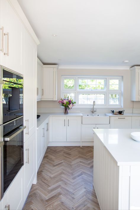 Wren Kitchen Shaker, White Kitchen Worktop, White Shaker Style Kitchen, White Kitchen Units, Off White Kitchen Cabinets, Extension Kitchen, Wren Kitchens, Design My Kitchen, Kitchen Colours