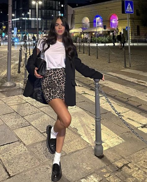 Leopard Print Mini Skirt Outfit Winter, Cheetah Mini Skirt Outfit, Leopard Print Mini Skirt Outfit, Going Out Skirt Outfits, Mini Jupe Outfit, Cowboy Boots Mini Skirt, Faldas Animal Print, Leopard Mini Skirt Outfit, Green Mini Skirt Outfit