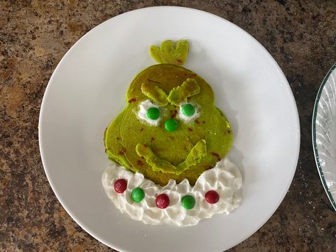 Grinch Pancakes Christmas Breakfast, Christmas Breakfast Ideas Pancakes, Pancake Art Christmas, Grinch Pancakes For Kids, Xmas Pancakes, Elf Pancakes, Grinch Pancakes, Holiday Pancakes, Christmas Pancakes