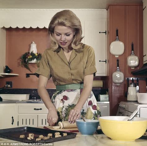 article-2372431-1AEC8FE9000005DC-323_634x631 1950s Housewife, Vintage Housewife, Retro Housewife, Perfect Wife, Vintage Black Glamour, Domestic Goddess, Why Do People, Have Faith, The Good Old Days