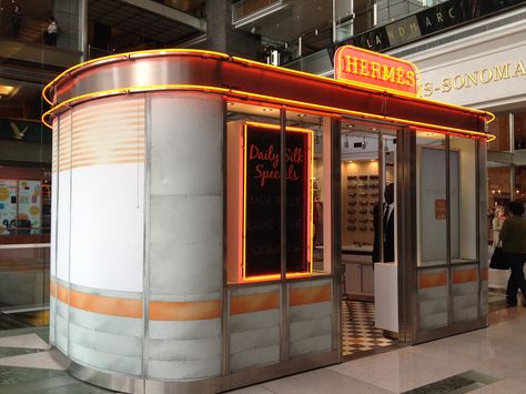 For the month of October, Hermès has a "Silk Bar" pop up shop at Columbus Circle in NYC. The small shop has a retro diner theme, showcasing lots of scarves and accessories. Check out the link for more pictures of the pop up shop. Pizza Pop Up Shop, Retro Booth Design, Small Pop Up Shop, Pop Up Store Concept, Bar Pop Up, Pop Up Design, Pop Up Cafe, Hermes Shop, Neoclassical Interior